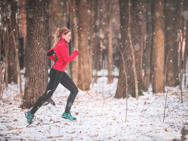 Sportkläder för vinterträning utomhus i snötips