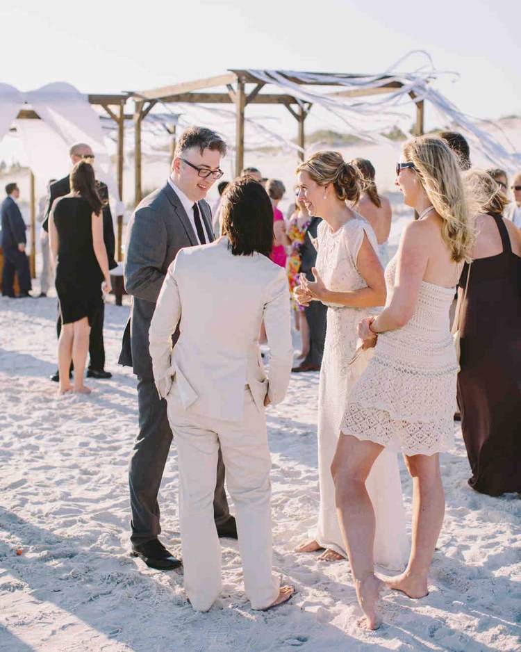Strandbröllopsgäster barfota klänningar chiffong herrdräkt i sandfärger