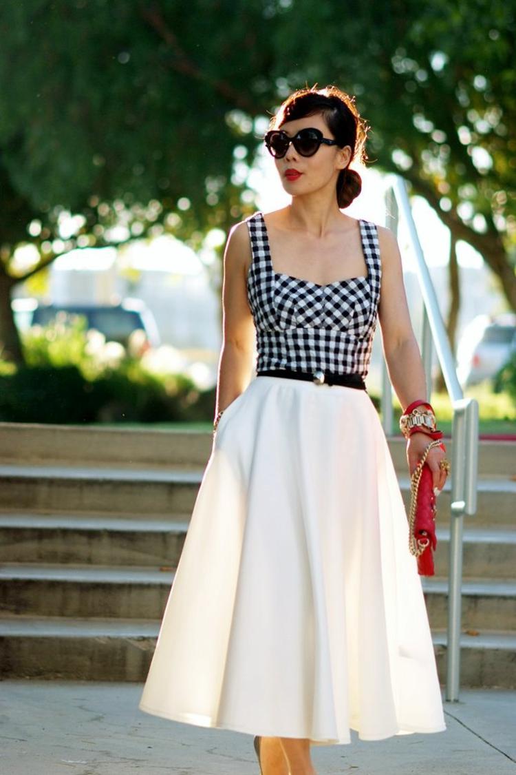 outfit idé med vit kjol midi topp rutiga solglasögon