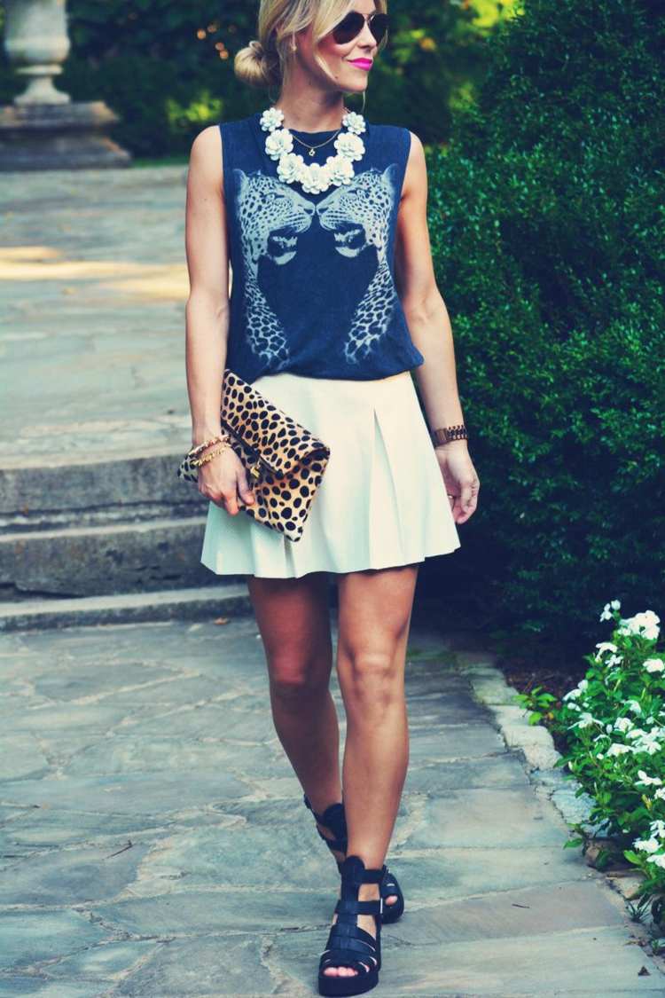 outfit idéer vit veckad kjol topp blå leopardväska djurmotiv