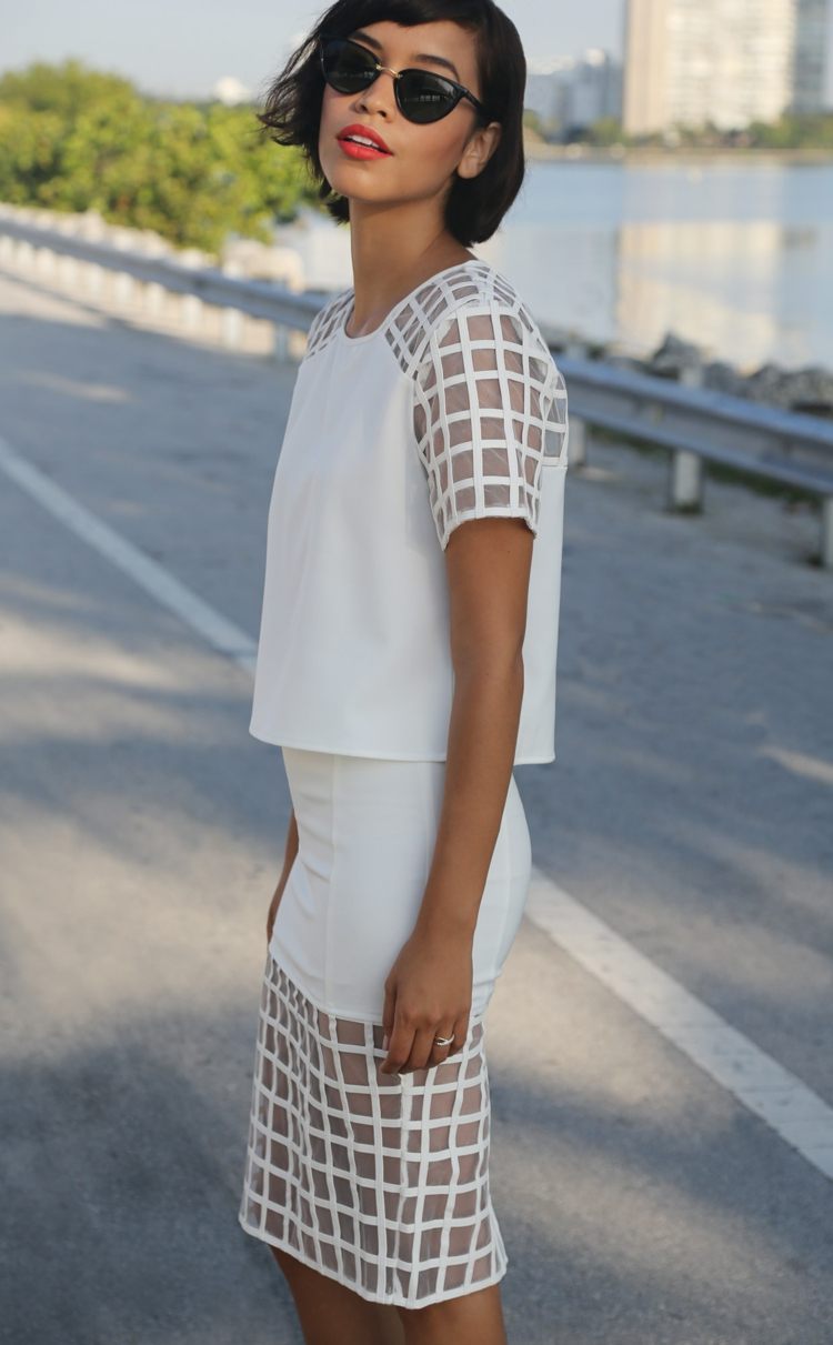 outfit idéer med vit kjol topp schackbräda transparent
