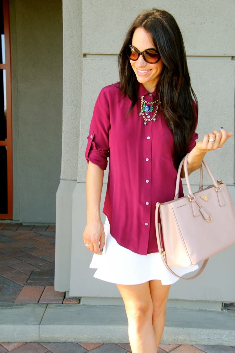 idéer outfit kjol vit blus rosa halsband handväska solglasögon
