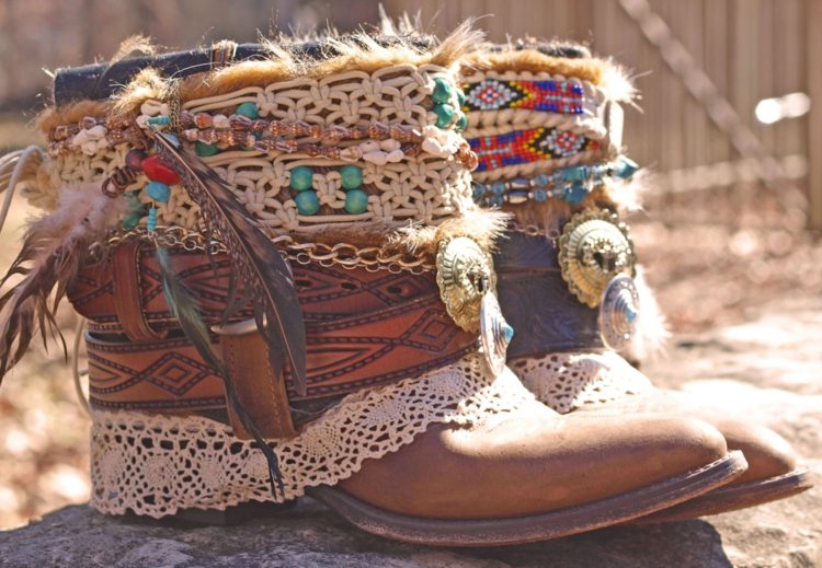boho stövlar läder spetsiga stenar fjädrar outfit idé indianer