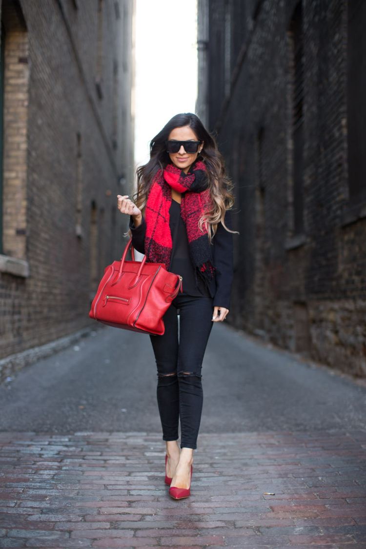 Outfit röd halsduk läder handväska kombinera läder pumpar på vintern