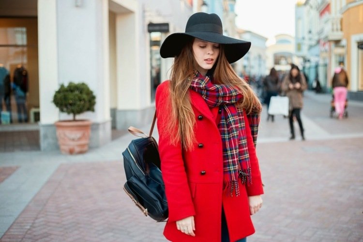 Vinterrock röd outfits idéer läderryggsäck modetrender 2020