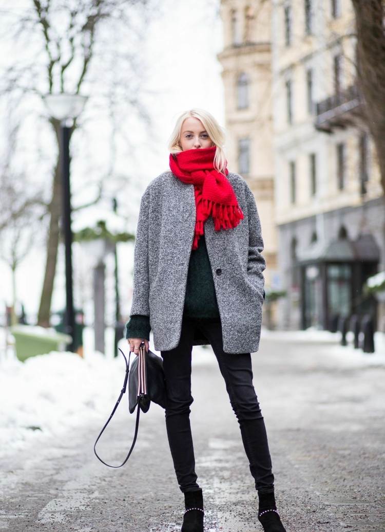 Vinterrock överdimensionerad outfit röd halsduk kombinerar smala jeans
