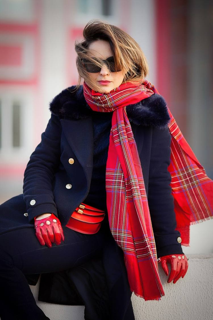 röd halsduk kombinerar rutiga vinterhanddukar i läderhandskar