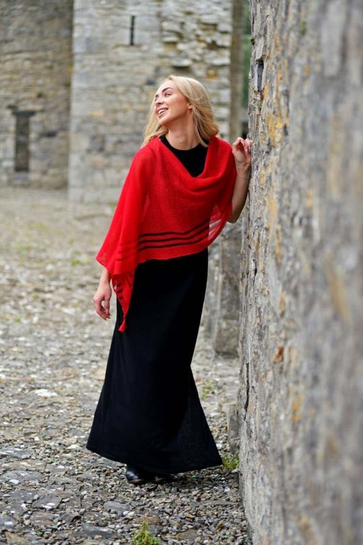 Outfit röd halsduk maxi aftonklänning svarta modetrender 2020 kvinnor