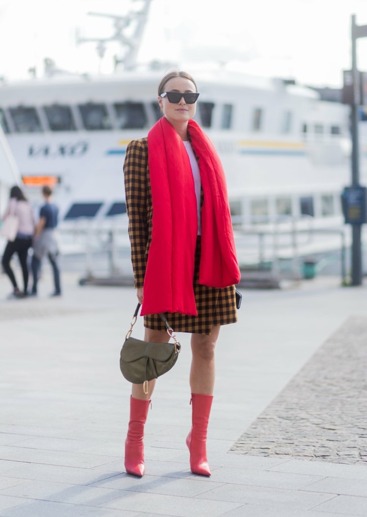 Outfit röda halsduk läderstövlar rutig mönster mini kjol blazer