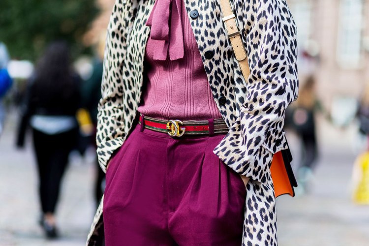 Leopardmönster kombinerar rosa byxor blus rosett