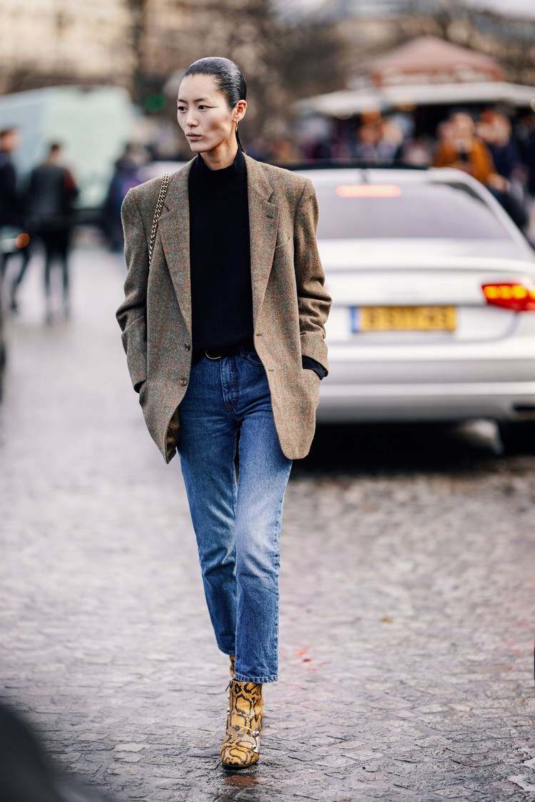 Jeans trender 2021 kombinerar oversize blazers