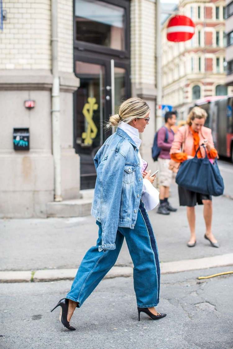 Oversize denimjacka kombineras med mom jeans vårmodetrend 2021