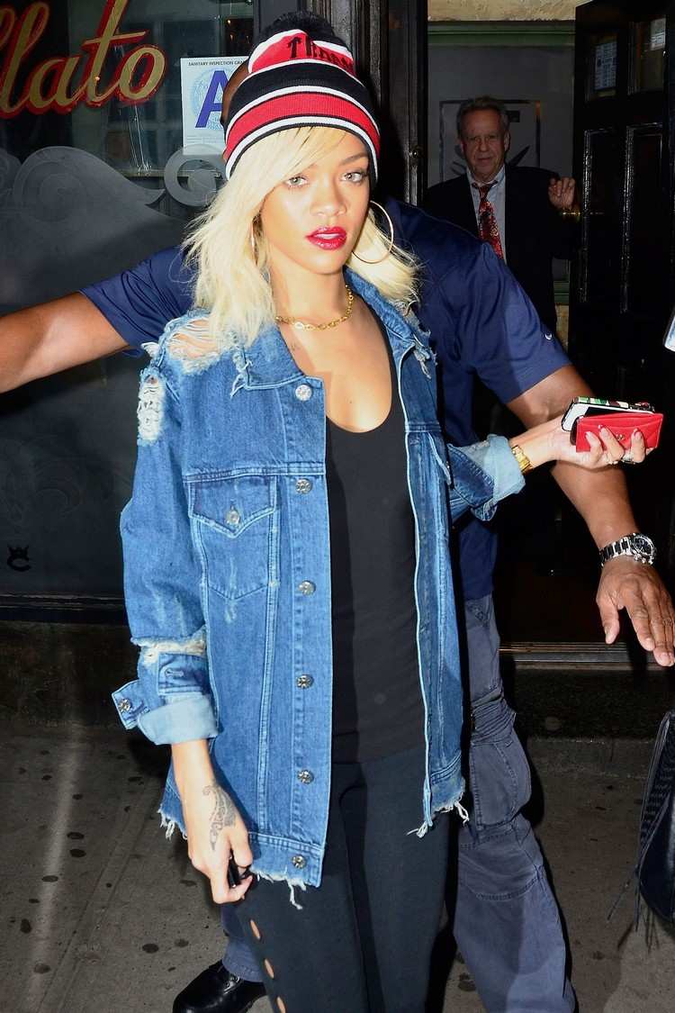 svarta byxor med oversize denimjacka kombinerar Rihanna -outfits