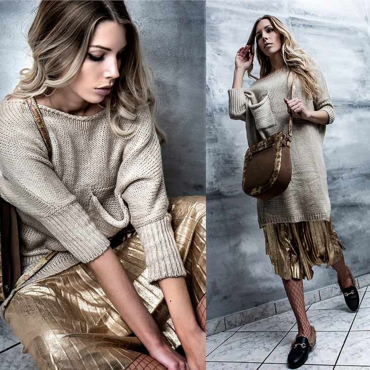 Oversize tröja med U-ringning och guldfärgad veckad kjol