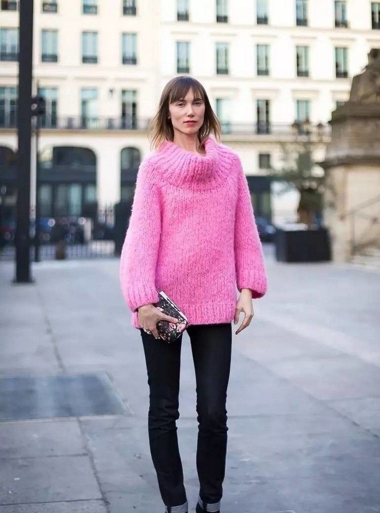 Vinteroutfit i pastellfärger Oversize -tröjor kombinerar kvinnor