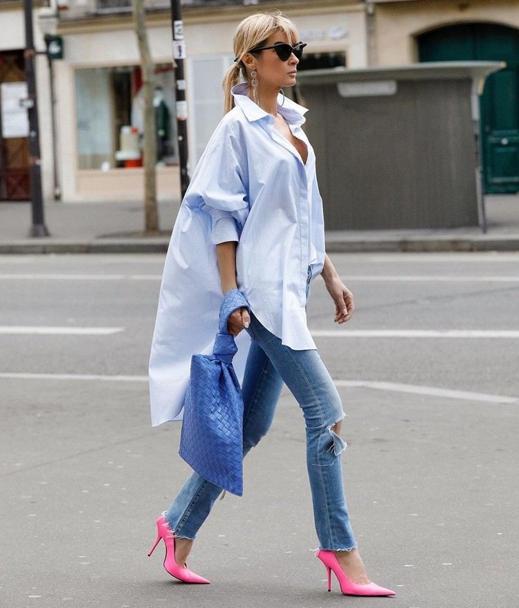 Oversize -outfit kombinerar smala jeans med en skjorta