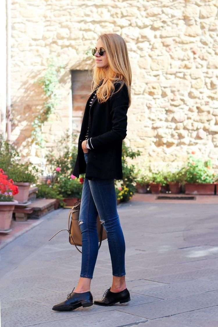 blond kvinna svarta skor spetsiga täta jeans solglasögon blazerväska