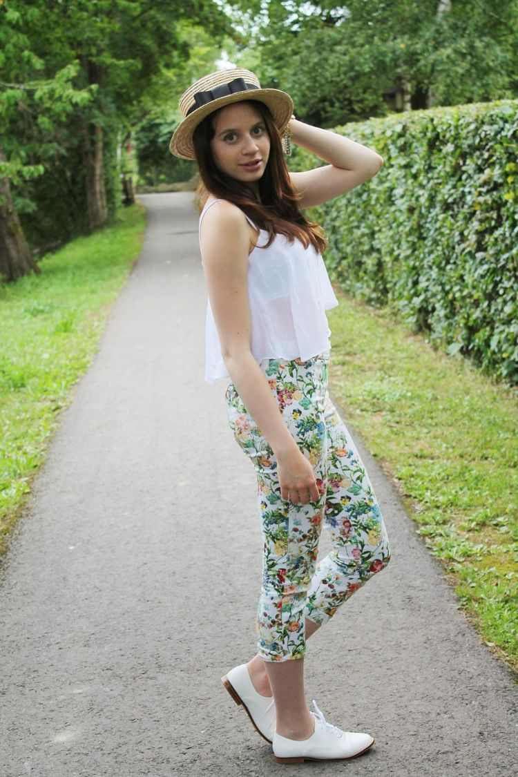 vita topp leggings casual byxor blommönster oxford skor hatt walkway park