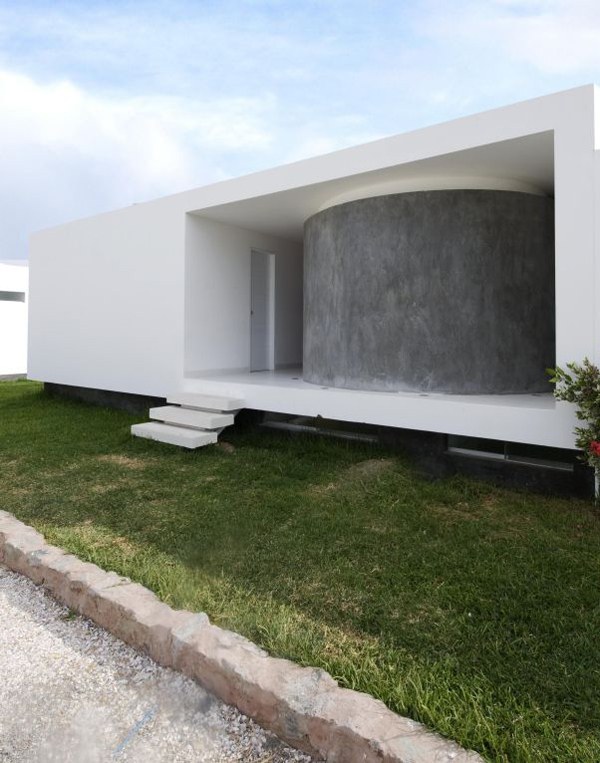 ett strandhus i minimalistisk design
