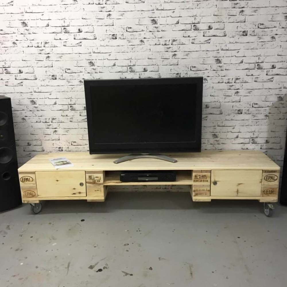 långt tv -bord av pallar med förvaringslådor och hjul