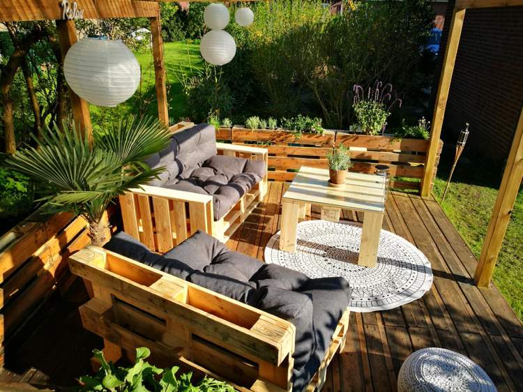 Bygg dina egna pallmöbler för terrassen och köp matchande sittdynor