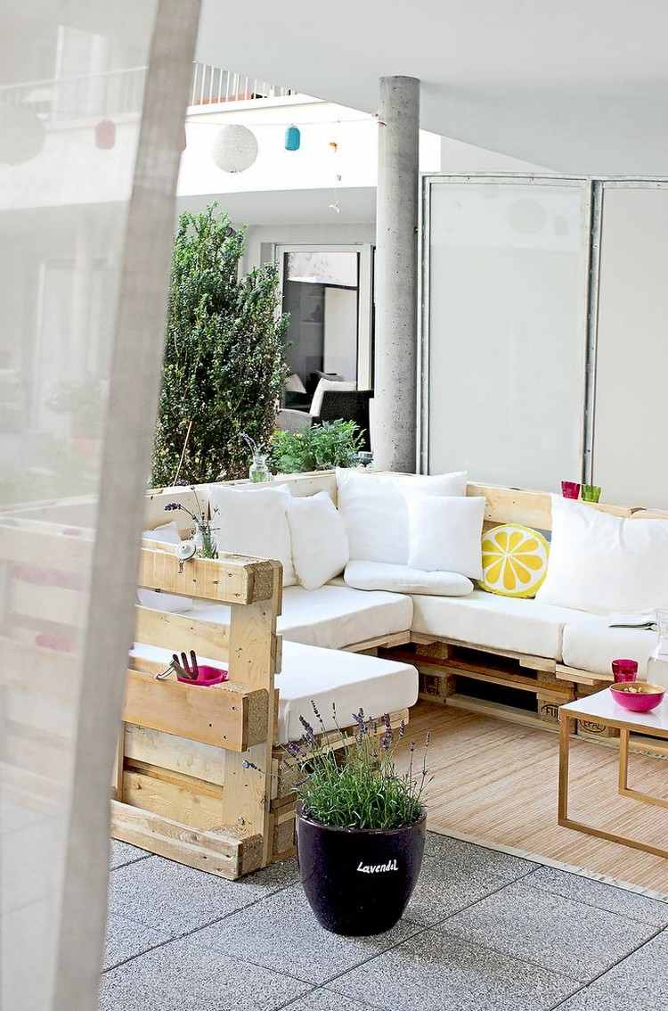 Pallmöbler-bygg-själv-trädgårdsmöbler-hörn-soffa-tjocka sittdynor