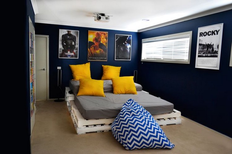 Bygg-din-egen-pall-möbler-sovrum-pall-säng-kobolt-blå-väggar
