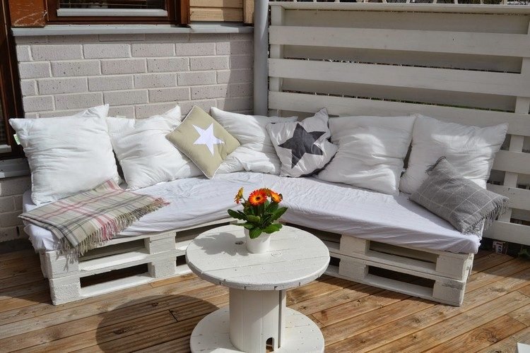 Pallmöbler-bygg-själv-terrass-hörn-soffa-vitt träspolbord