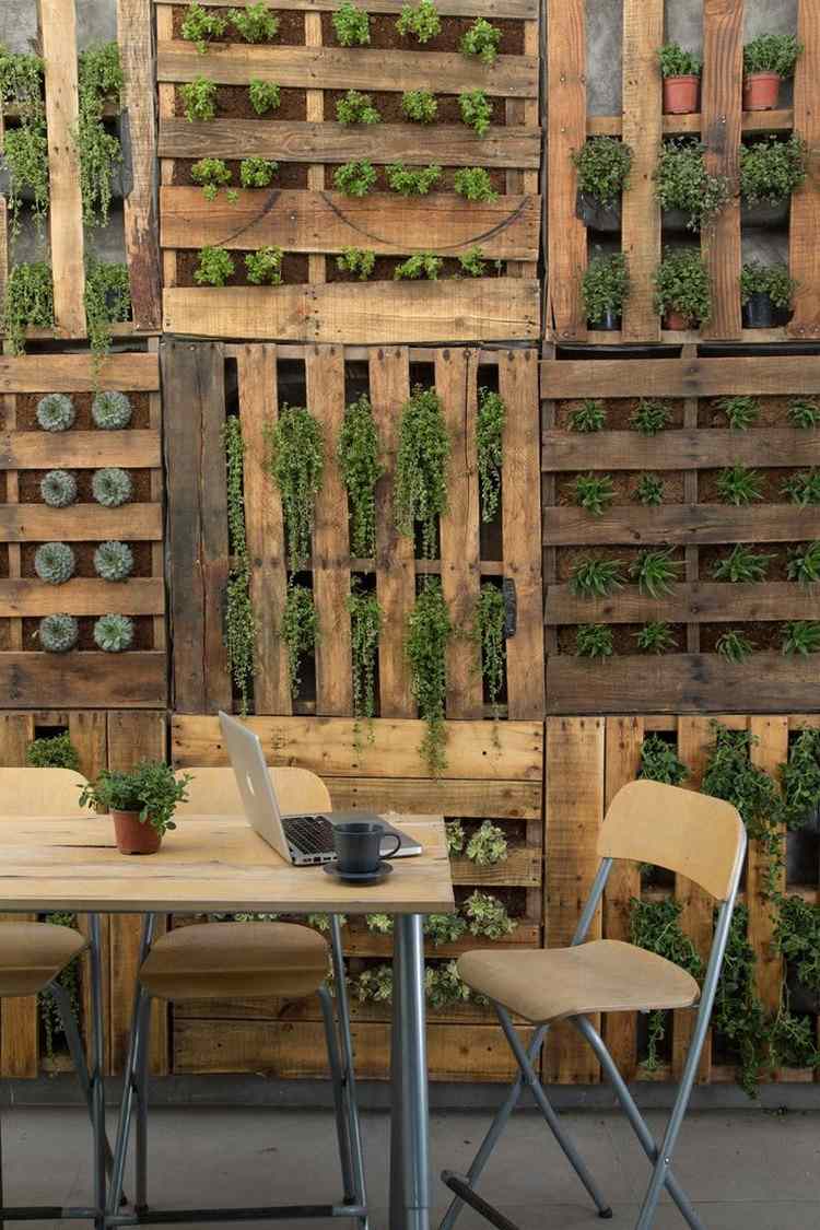 Pallmöbler-bygg-själv-vägg-design-vertikal-trädgård-succulenter