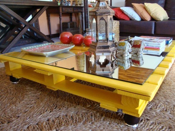 gult soffbord träpallar målar gult vardagsrum