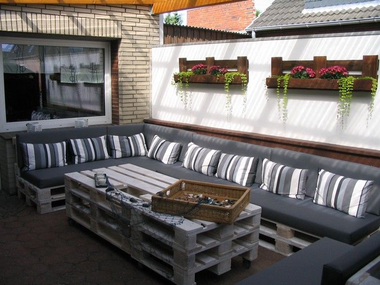 Bygg dina egna pallmöbler terrass-balkong-soffa-soffbord-vägg-växt-hyllor