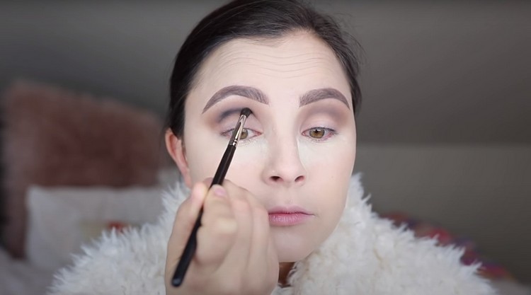 Panda bear make-up instruktioner för kvinnor Steg 1
