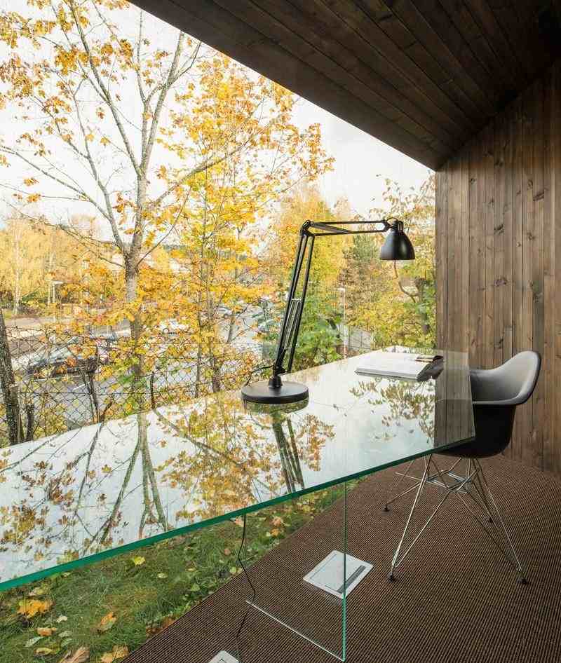 Panoramafönster-studie-asymmetrisk-hus-modern-författare-skrivbord-visa-bakgård