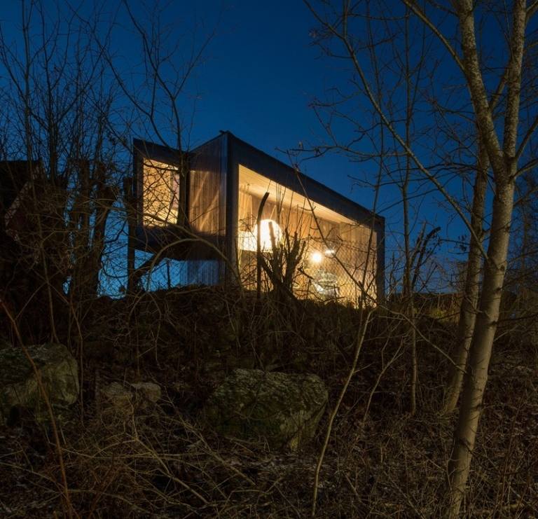 Panoramafönster-studie-asymmetrisk-hus-modern-arkitektur-belysning-utsikt-utanför