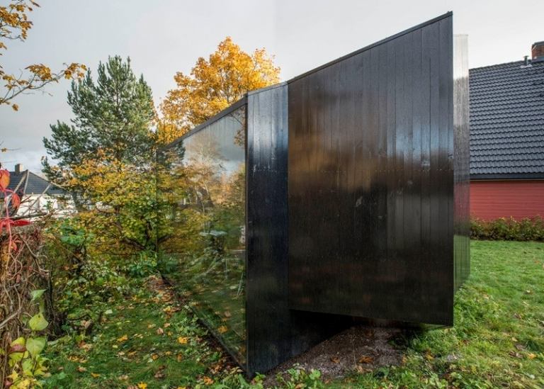 Panoramafönster-studie-asymmetrisk-hus-modern-arkitektur-svart-trä-lackerat