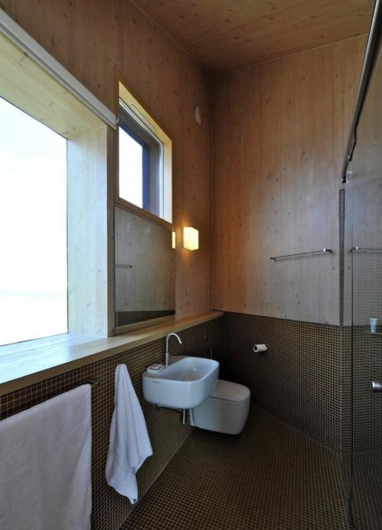 Panoramafönster-asymmetrisk-hus-badrum-mosaikplattor-brunt-trä-glas vägg-handfat-toalett