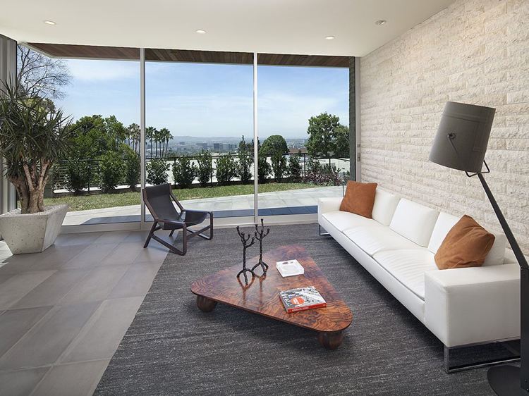 Panoramafönster för att markera -minimalistiska-altandörrar-trädgård-vardagsrum-grå