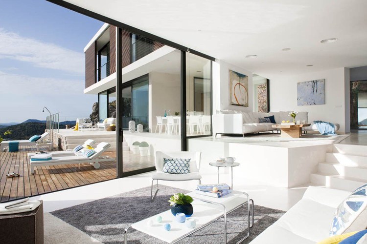Panorama-fönster-markera-modern-hus-vit-trä terrass-altandörrar