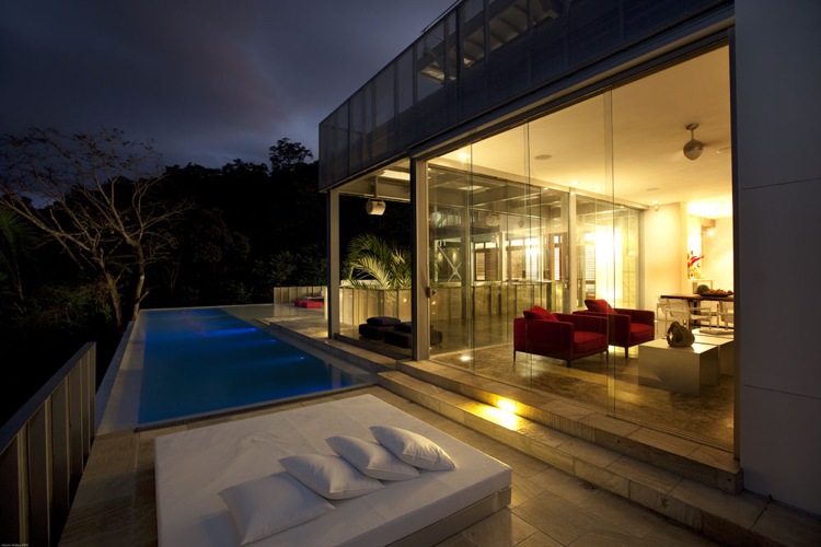 Panorama-fönster-highlight-modern-house-infinity-pool-belysning