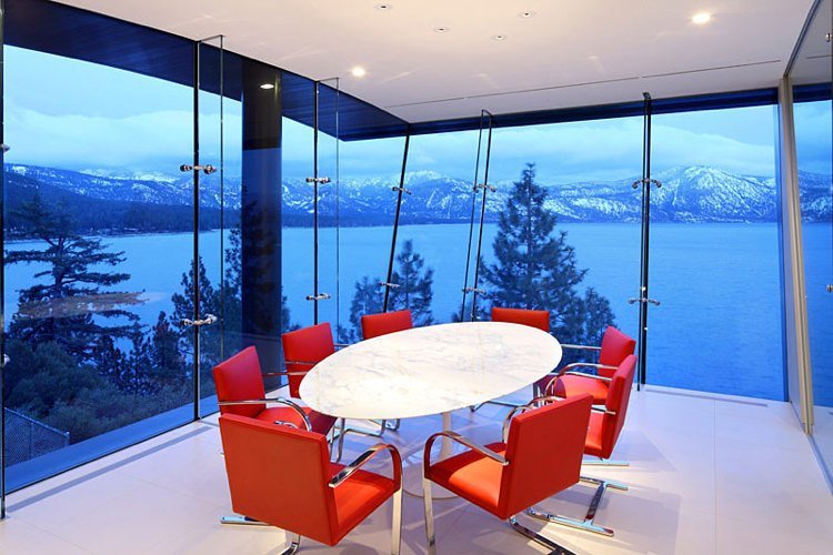 Panorama-fönster-markera-visa-bergen-modern-matsal-bord-bord