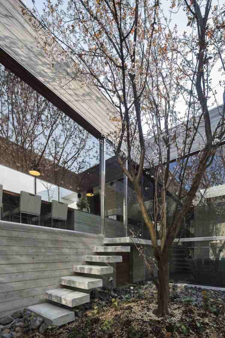 Panoramafönster-inredning-trädgård-minimalistisk-trappor-körsbärsträd-modern-betong-trädgårdsdesign