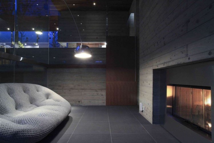 Panoramafönster-inredning-trädgård-minimalistisk-vägg-design-betong-öppen spis-soffa-design