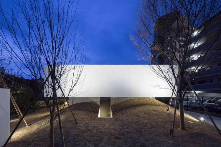 Panoramafönster-interiör-trädgård-minimalistisk-platt-tak-hus-modern-arkitektur-belysning