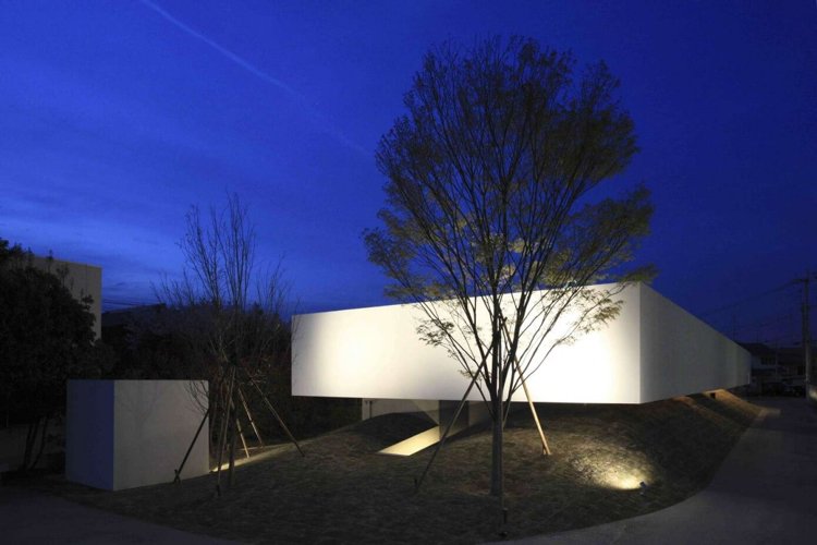 Panoramafönster-interiör-trädgård-minimalistisk-platt-tak-hus-modern-arkitektur-trädgård-belysning