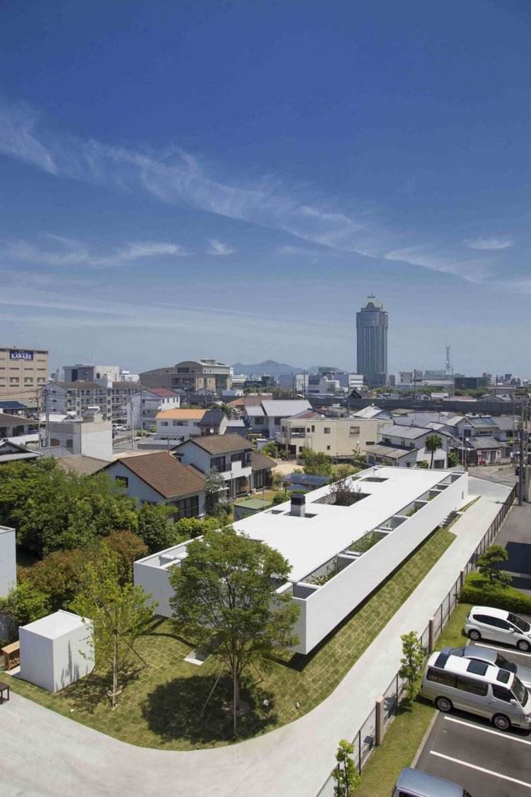 Panoramafönster-interiör-trädgård-minimalistisk-platt-tak-hus-modern-arkitektur-design-japan