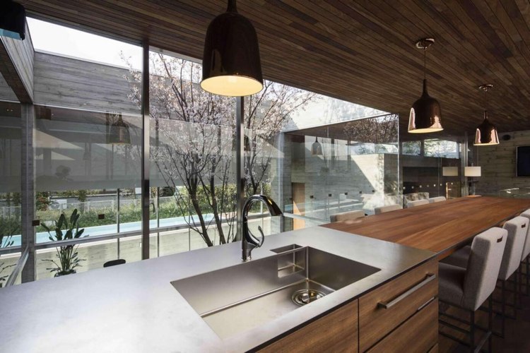 Panoramafönster till innergården -minimalist-kök-modern-design-trä-rostfritt stål