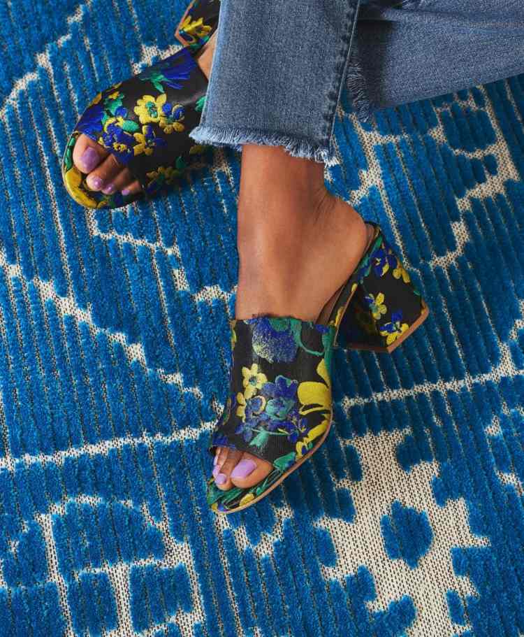 Blommönster sandaler outfit idéer för sommar sko trend mulor