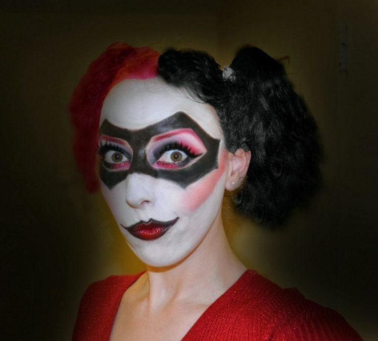 kvinna med smink för Halloween som en harlekinögon smink mun svart vit röd