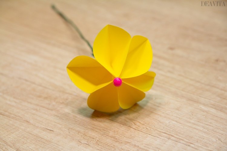 Tinkerpapper blommor limma ihop akrylpärlor vikningsinstruktioner