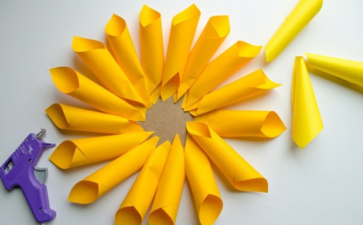 tinker papper blommor med barn instruktioner-gul-konstruktion papper-tratt-varmt lim